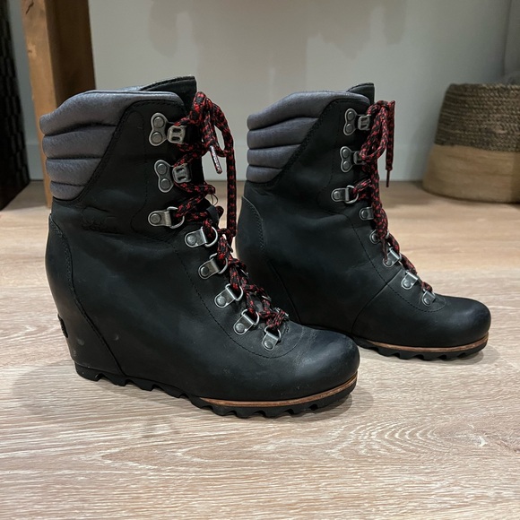 Women’s Sorel Conquest Wedge Boots, size 7.5, in excellent condition. - Picture 2 of 2